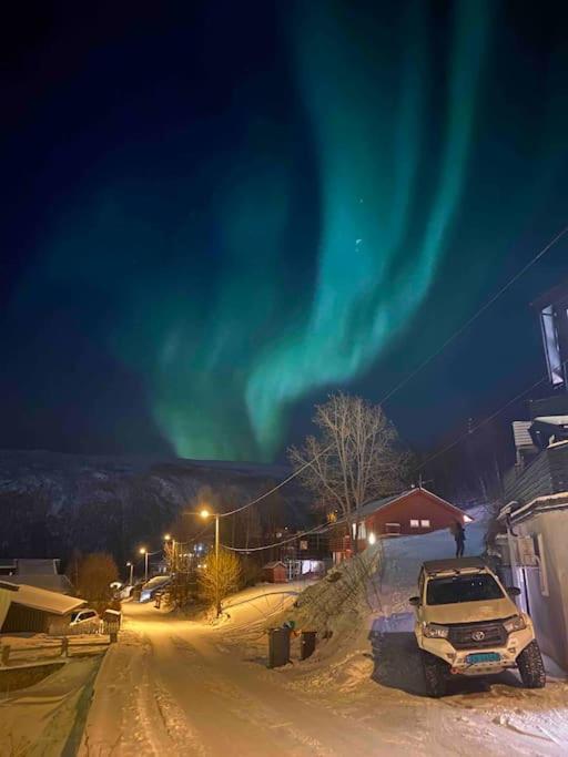 Aurora Apartment Very Close To Cable Car And Sherpatrappa Tromsø Eksteriør billede